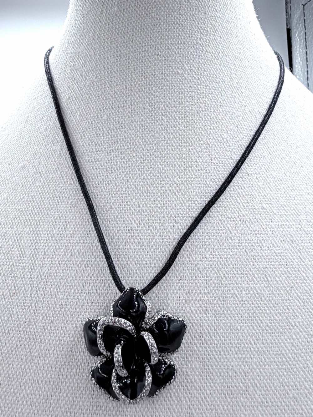 Vintage-Style Black Enamel Silver-Tone Metal Flower Woman’s Necklace Jewelry